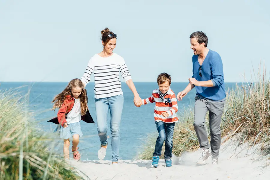 Familienausflug am Strand des Ostseebades Dierhagen auf der Halbinsel-Fischland-Darß-Zingst