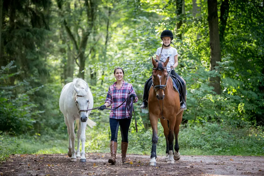 Mutter und Tochter bei einem Ausritt durch das Gelände rund um das Herrenhaus Koitendorf