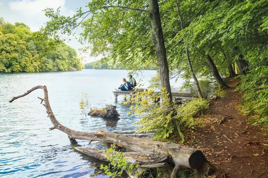 Wanderpause auf einem Steg am Schmalen Luzin Wanderpause auf einem Steg am Schmalen Luzin