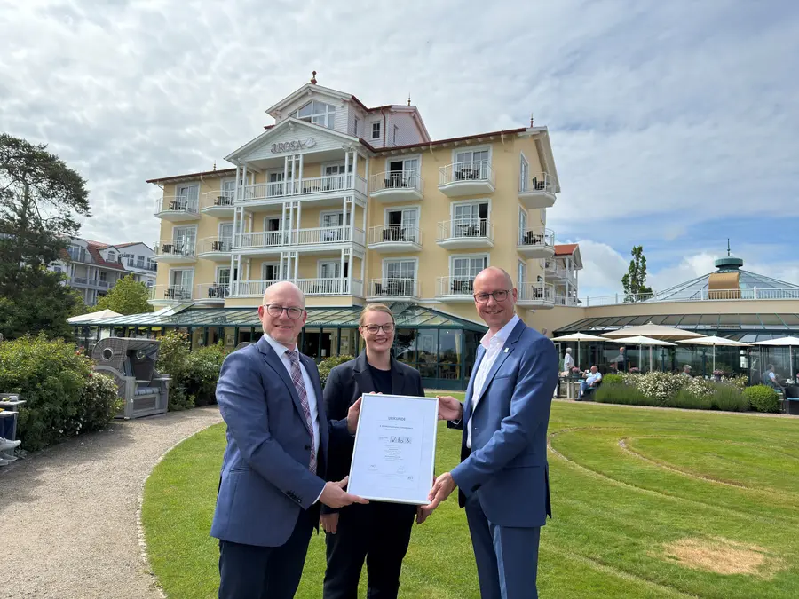 (v. l. n. r.) Peter Kranz, Geschäftsführer der MV Tourismus GmbH mit Marie Krause, Nachhaltigkeitsbeauftragte der DSR Hotel Holding GmbH und Julian Tchon, Hoteldirektor des A-ROSA Ostseehotel Kühlungsborn, bei der Urkundenübergabe (v. l. n. r.) Peter Kranz, Geschäftsführer der MV Tourismus GmbH mit Marie Krause, Nachhaltigkeitsbeauftragte der DSR Hotel Holding GmbH und Julian Tchon, Hoteldirektor des A-ROSA Ostseehotel Kühlungsborn, bei der Urkundenübergabe