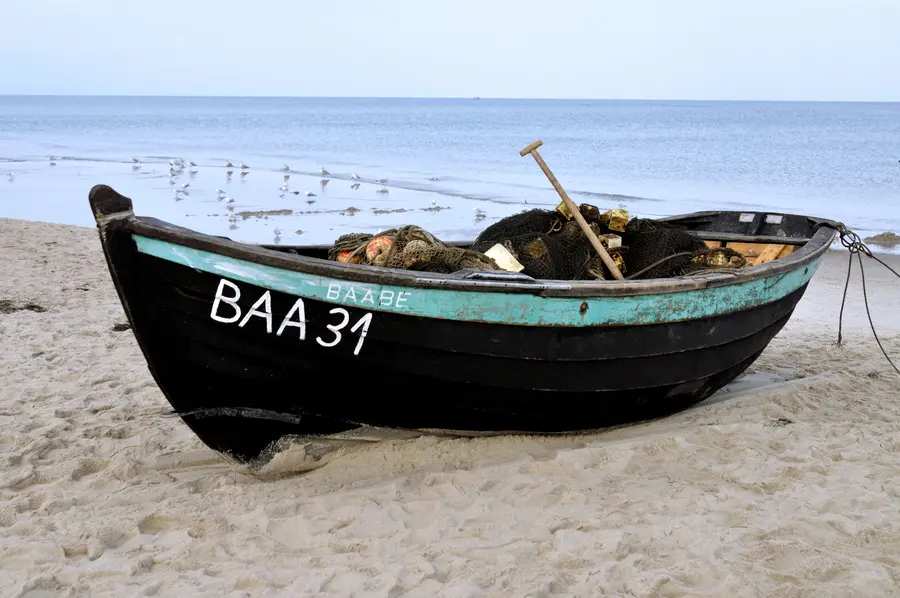 Fischerboot am Strand in Baabe Fischerboot am Strand in Baabe