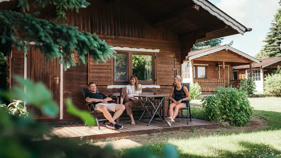 Ansicht Vegan Resort: (v. l. n. r.) Christian Schletze-Wischmann (Kernvoll GmbH), Berit Kauffeldt (Yoga-Lehrerin im Vegan Resort), Madleen Piest (Mitarbeiterin im Vegan Resort) Ansicht Vegan Resort: (v. l. n. r.) Christian Schletze-Wischmann (Kernvoll GmbH), Berit Kauffeldt (Yoga-Lehrerin im Vegan Resort), Madleen Piest (Mitarbeiterin im Vegan Resort)