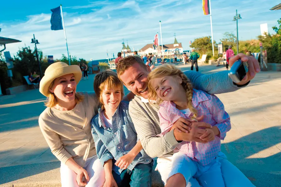 Familienschnappschuss vor Ahlbecker Seebrücke