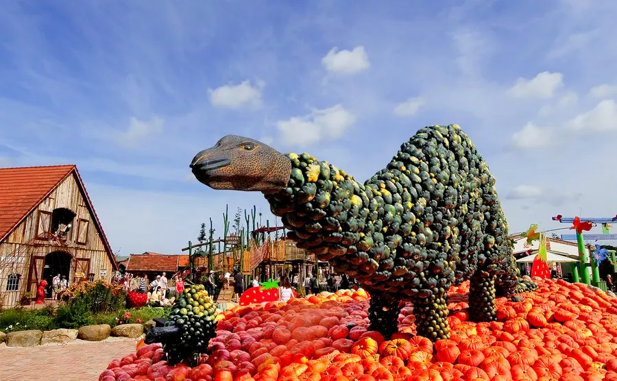 Urzeitgigant aus Kürbissen lädt zum Kürbismarkt in Karls Erlebnishof nach Rövershagen bei Rostock