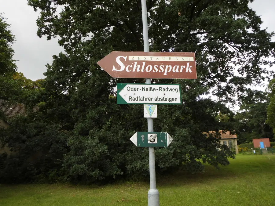 Radfahrer absteigen: Radwegbeschriftung am Oder-Neiße-Radweg (Foto: ADFC/Winfried Zimmermann)