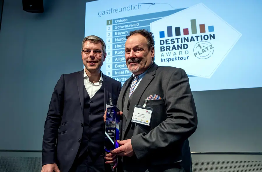 Destination Brand Award, Bernd Fischer (rechts), geschäftsführer des Tourismusverbandes MV, nimmt die Auszeichnung von Ralf Trimborn, Gründer, Geschäftsführender Gesellschafter inspectour GmbH, entgegen