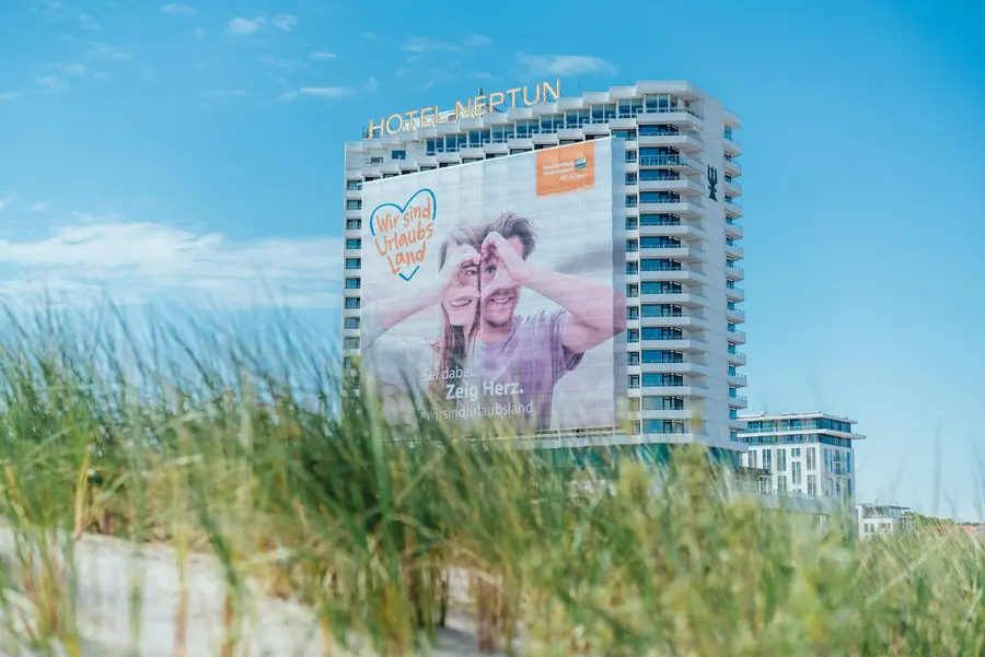 Ein Meilenstein im Krisenmanagement war der Auftakt der Akzeptanz-Initiative „Wir sind Urlaubsland“ mit Großbanner am Hotel Neptun in Warnemünde. Foto TMV/Gänsicke