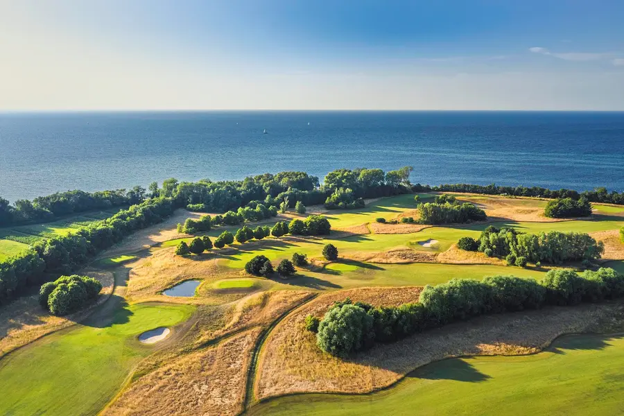 Zicht op zee vanaf golfbaan Bades Huk