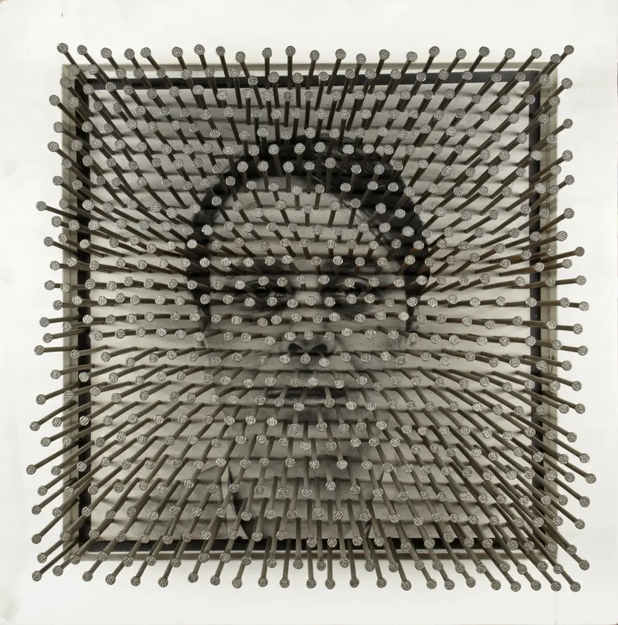 Übernageltes Schwarzweißfoto mit Selbstporträt Ueckers (1963)