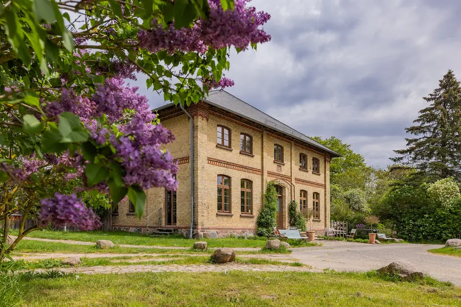 Zur „MittsommerRemise“ können sich Gäste auf Aktionen in 80 Schlössern, Guts- und Herrenhäusern zwischen Ostseeküste und Seenplatte freuen. Zur „MittsommerRemise“ können sich Gäste auf Aktionen in 80 Schlössern, Guts- und Herrenhäusern zwischen Ostseeküste und Seenplatte freuen.
