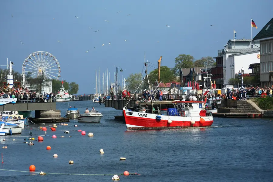 Drehung der Brücke am Alten Strom in Warnemünde