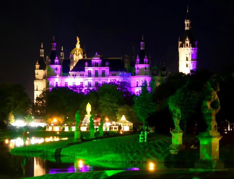 Schweriner Schloss im Farbenmeer