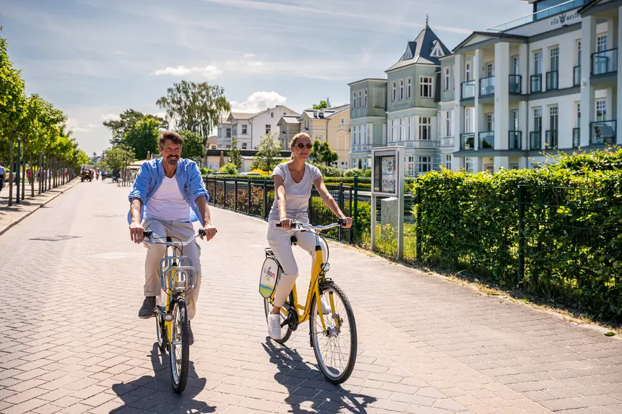Auf der Insel Usedom können Einheimische und Gäste über eine App künftig flächendeckend E-Bikes ausleihen. 