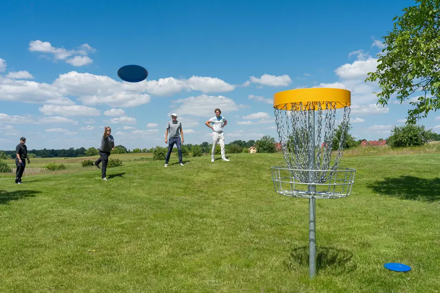 Beim Discgolf wird mit einer Frisbeescheibe gespielt, die in einen Korb geworfen werden muss. Beim Discgolf wird mit einer Frisbeescheibe gespielt, die in einen Korb geworfen werden muss.