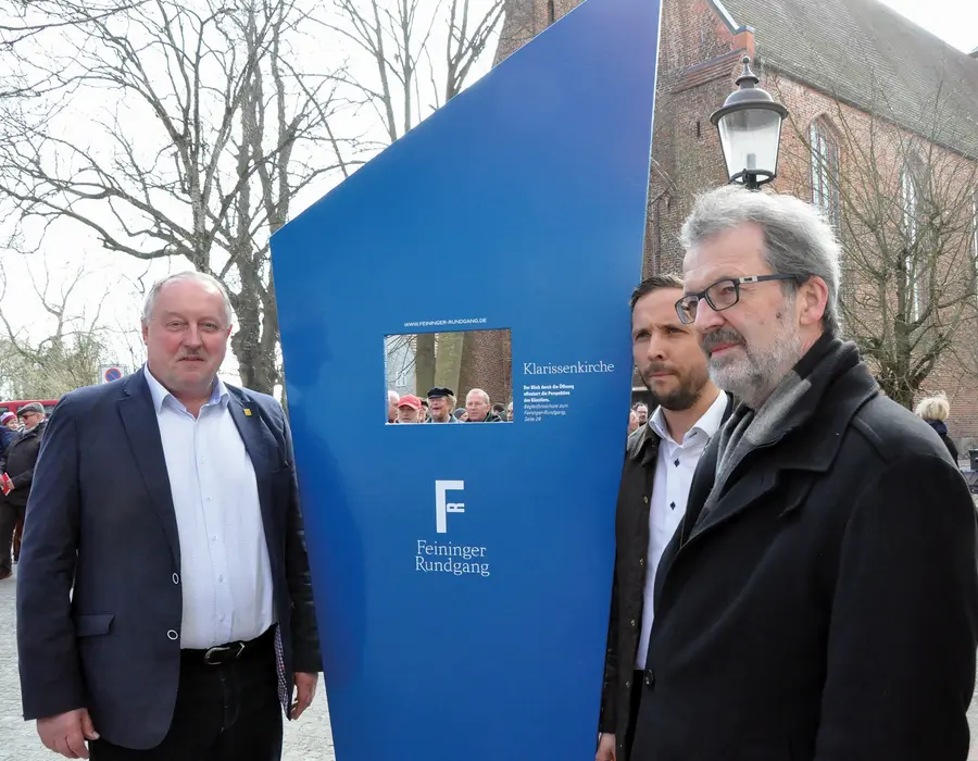 Eröffnung des Feininger-Rundgangs an der Klarissenkirche in Ribnitz-Damgarten, v. l. n. r.: Frank Ilchmann, Bürgermeister Ribnitz-Damgarten, Tobias Woitendorf, stellvertretender Geschäftsführer Tourismusverband MV, Rolf Günther, 1. Vorsitzender de...