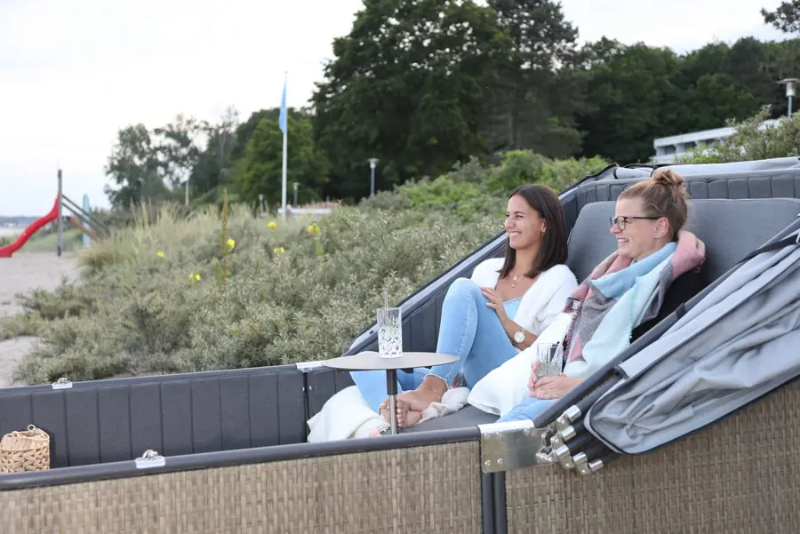 Der geräumige Schlafstrandkorb bietet Platz für zwei Personen. Der geräumige Schlafstrandkorb bietet Platz für zwei Personen.