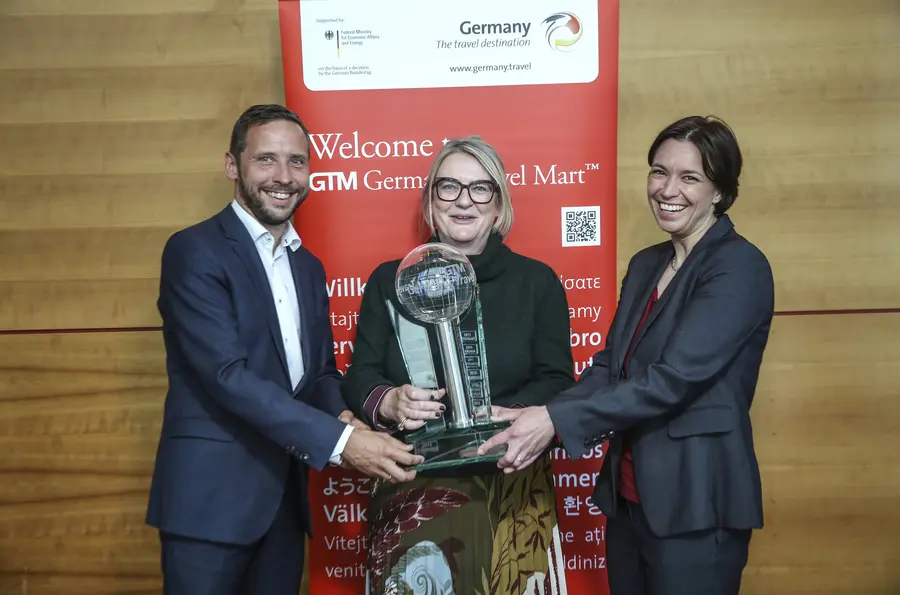 Übergabe Wanderpokal (v. l. n. r.) Tobias Woitendorf, stellvertretender Geschäftsführer des Tourismusverbandes Mecklenburg-Vorpommern, Petra Hedorfer, Vorsitzende des Vorstandes der DZT, Simone Zagrodnik, Leiterin Marketing der Wiesbaden Marketing GmbH