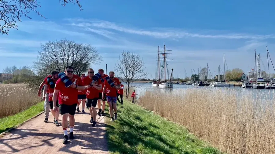 Beim traditionellen Treideln wird der Topsegelschoner „Weisse Düne“ mit reiner Muskelkraft von elf norddeutschen Sportlern vom Museumshafen über den Ryck bis nach Wieck zur historischen Holzklappbrücke gezogen. Beim traditionellen Treideln wird der Topsegelschoner „Weisse Düne“ mit reiner Muskelkraft von elf norddeutschen Sportlern vom Museumshafen über den Ryck bis nach Wieck zur historischen Holzklappbrücke gezogen.