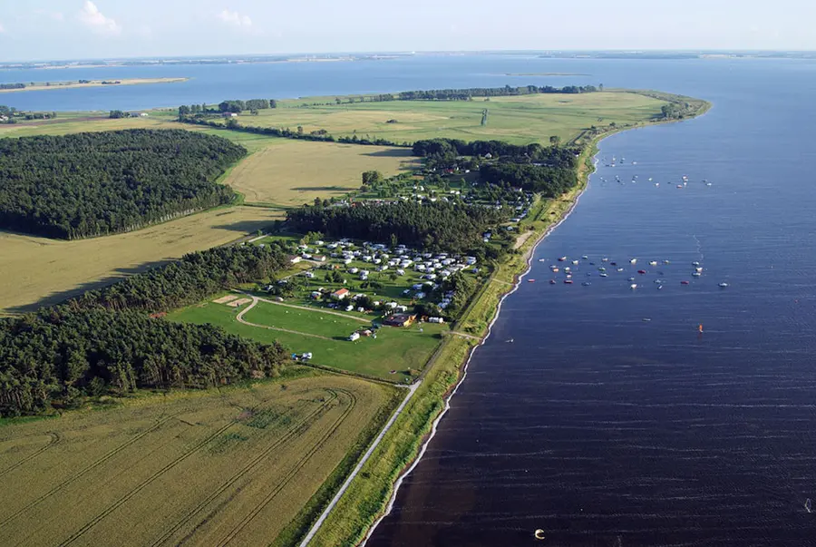 Das Ostseecamp Suhrendorf am Schaproder Bodden Das Ostseecamp Suhrendorf am Schaproder Bodden