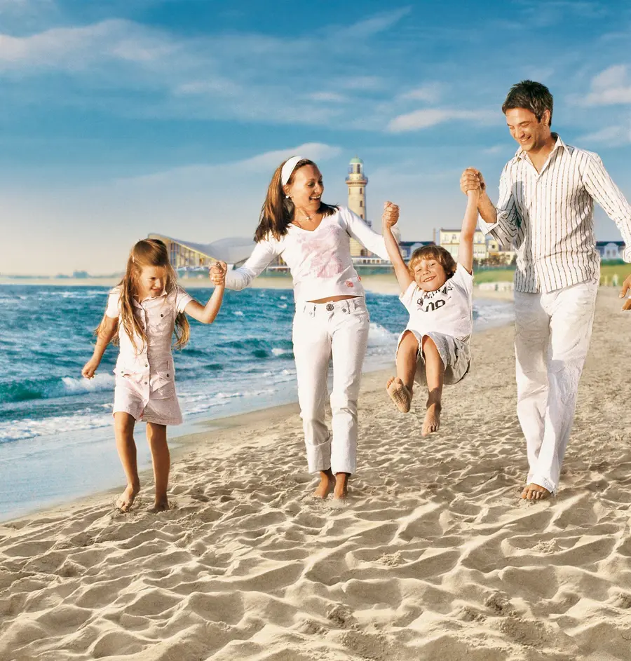 Familie am Strand von Warnemünde