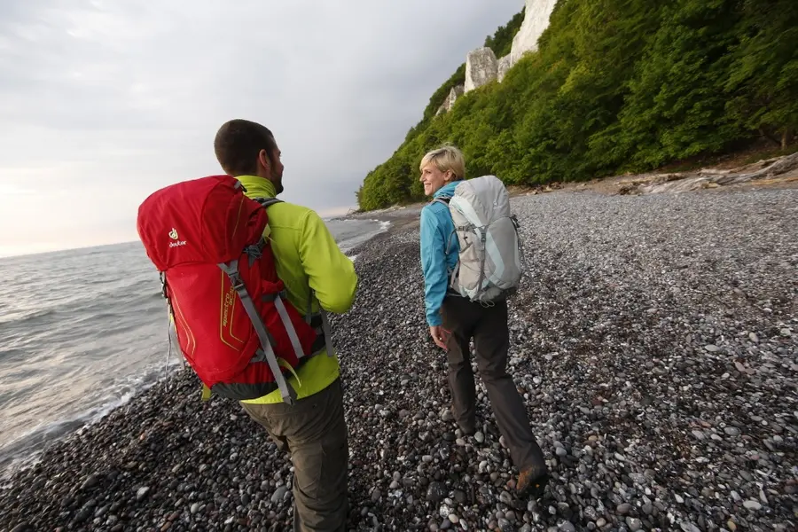 Wandern mit Blick auf die Kreidefelsen, Foto: