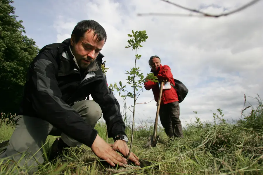 Pflanzaktion mit Axel Prahl und Jan Josef Liefers (Foto: TMV/Gohlke)