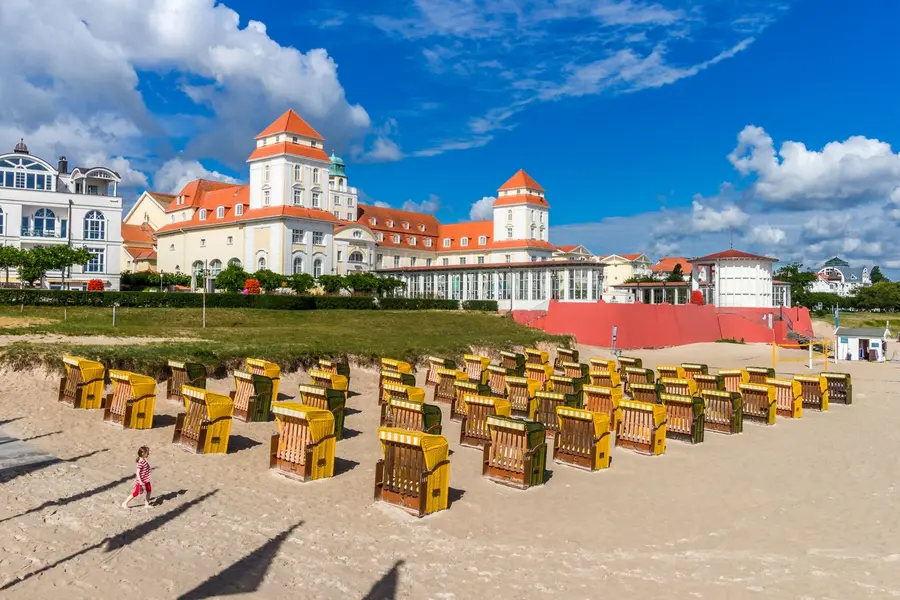 Kurhaus Binz mit Strandkörben Kurhaus Binz mit Strandkörben
