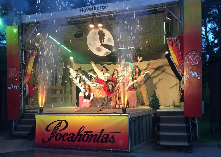 Das Musical "Pocahontas" wird am Woblitzsee aufgeführt.