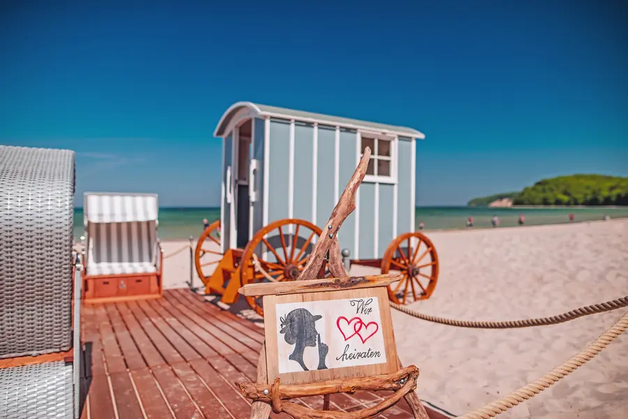 Im Ostseebad Binz auf Rügen kann von Mai bis September im Badekarren am Strand geheiratet werden.