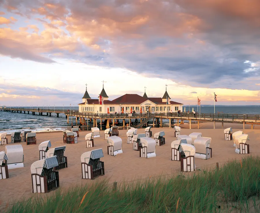 Strandkörbe vor der Seebrücke in Ahlbeck auf der Insel Usedom