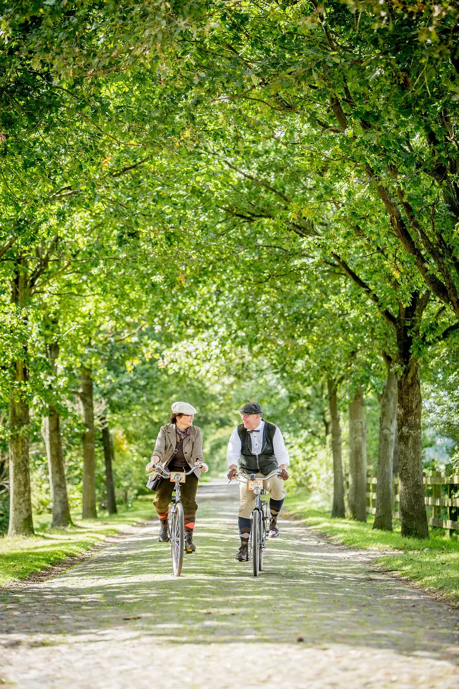 Zwei Teilnehmer der Velo Classico in klassischer Mode Zwei Teilnehmer der Velo Classico in klassischer Mode