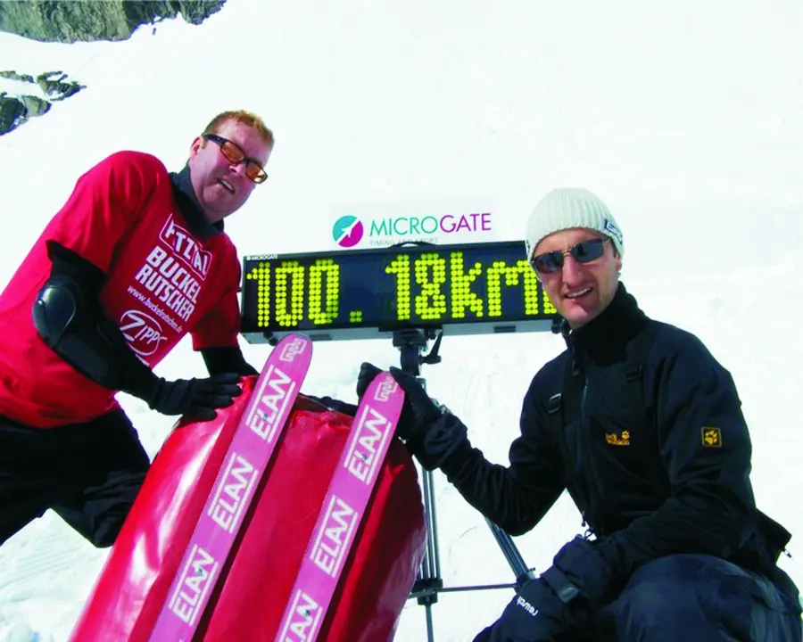 Foto: Rolf Allerdissen (links) mit Martin Höllwarth  nach dem Weltrekord "Schnellster selbstgebauter Schlitten" auf dem Pitztalgletscher