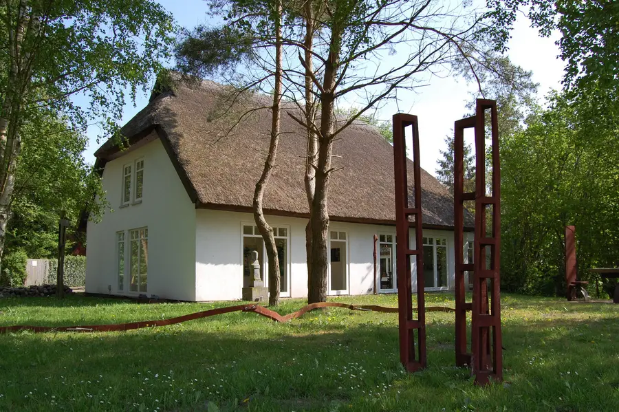 Galerien wie das Neue Kunsthaus Ahrenshoop empfangen Gäste zu "Kunst Heute" (Foto: Kafka/Künstlerhaus Ahrenshoop)