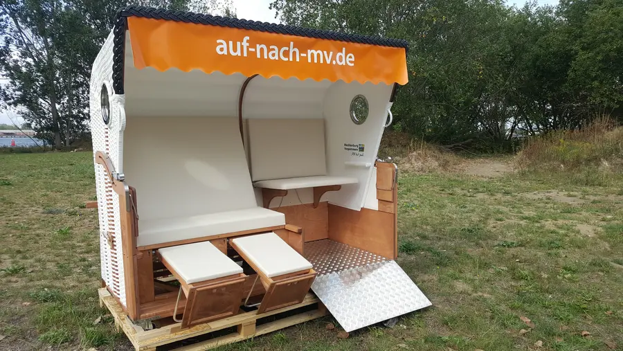 Moderner Strandkorb als Dreisitzer