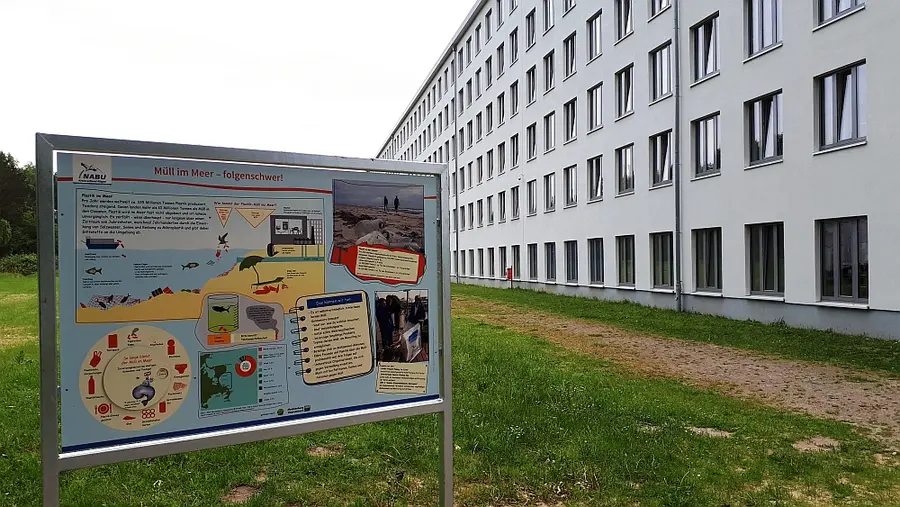 Infotafel zu Müll im Meer am Strandaufgang hinter der Jugendherberge Prora