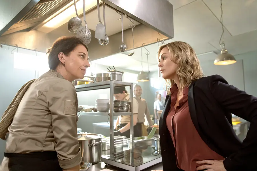 Duell auf Augenhöhe: Zwischen Küchenchefin Uli Kersting (Agnes Mann, l.) und Hoteldirektorin Eva de Vries (Gesine Cukrowski, r.) knallt es immer wieder heftig.