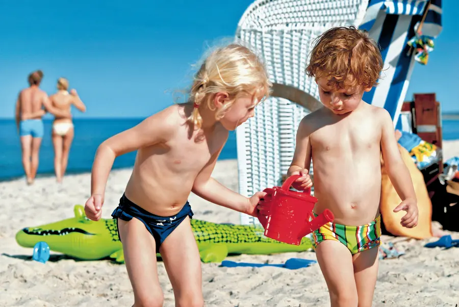 Kinder spielen am Ostseestrand (TMV/Werk 3)