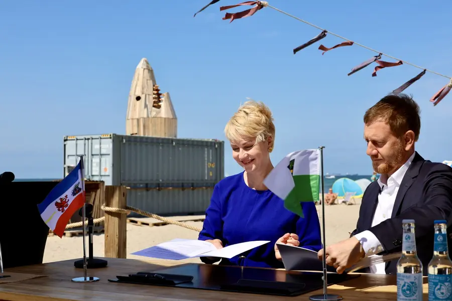 In der Strandbar Wal in Warnemünde wurde die Kooperationsvereinbarung im Tourismus zwischen Sachsen und Mecklenburg-Vorpommern unterzeichnet.