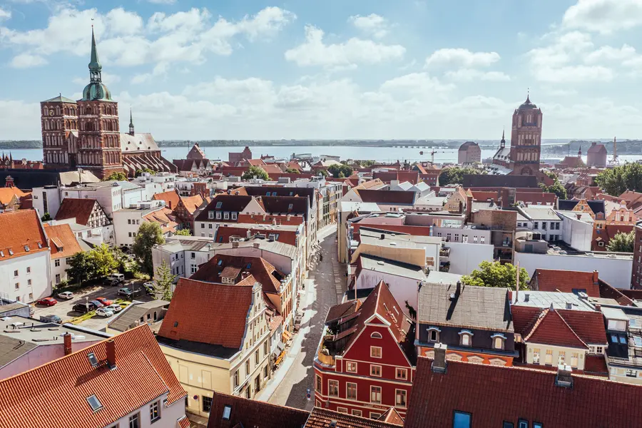 Vom 18. bis 26. Februar 2023 werden für Einheimische in zahlreichen Orten Mecklenburg-Vorpommerns kostenfreie Stadt-, Kultur- und Naturführungen angeboten, darunter auch in der Hansestadt Stralsund. 