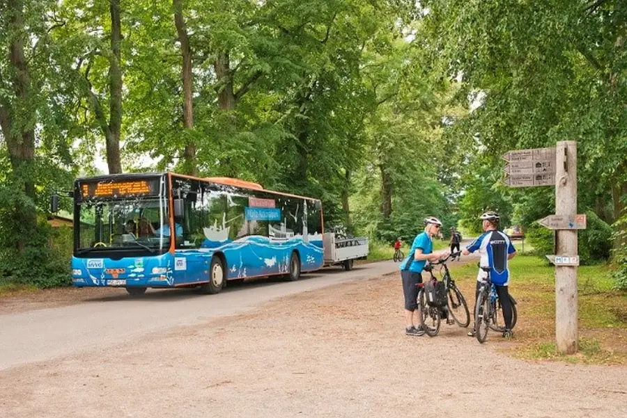 Die Busse von „MÜRITZ rundum“ bringen die Gäste direkt zu den Fahrrad- und Wanderwegen im Müritz-Nationalpark. Die Busse von „MÜRITZ rundum“ bringen die Gäste direkt zu den Fahrrad- und Wanderwegen im Müritz-Nationalpark.