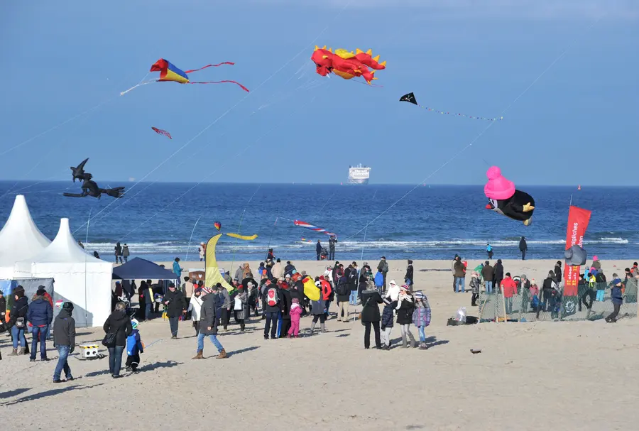 Drachenfest beim Wintervergnügen in Warnemünde