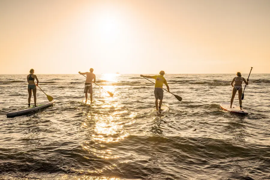 Bald können sich Surfer wieder in die Ostsee stürzen.