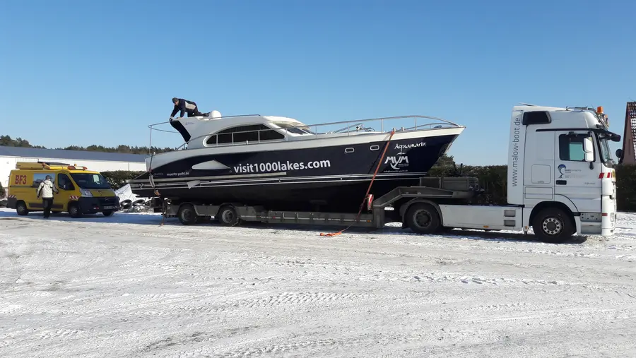 Hausboot aus der Mecklenburgischen Seenplatte auf dem Weg zur ITB Berlin