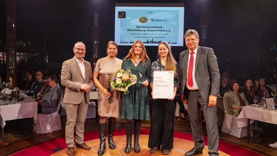 v. l. n. r.: Norbert Kunz (DTV-Geschäftsführer), Laudatorin Prof. Dr. Anja Wollesen (Präsidentin FH Westküste), Ulrike Bodieschek und Marie Zürnstein (Mitarbeiterinnen des Tourismusverbandes MV), Reinhard Meyer (DTV-Präsident) v. l. n. r.: Norbert Kunz (DTV-Geschäftsführer), Laudatorin Prof. Dr. Anja Wollesen (Präsidentin FH Westküste), Ulrike Bodieschek und Marie Zürnstein (Mitarbeiterinnen des Tourismusverbandes MV), Reinhard Meyer (DTV-Präsident)