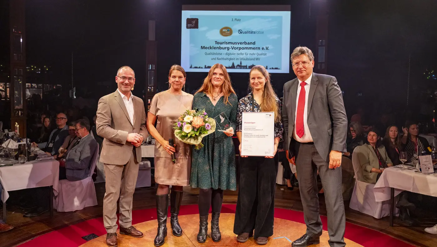 v. l. n. r.: Norbert Kunz (DTV-Geschäftsführer), Laudatorin Prof. Dr. Anja Wollesen (Präsidentin FH Westküste), Ulrike Bodieschek und Marie Zürnstein (Mitarbeiterinnen des Tourismusverbandes MV), Reinhard Meyer (DTV-Präsident)