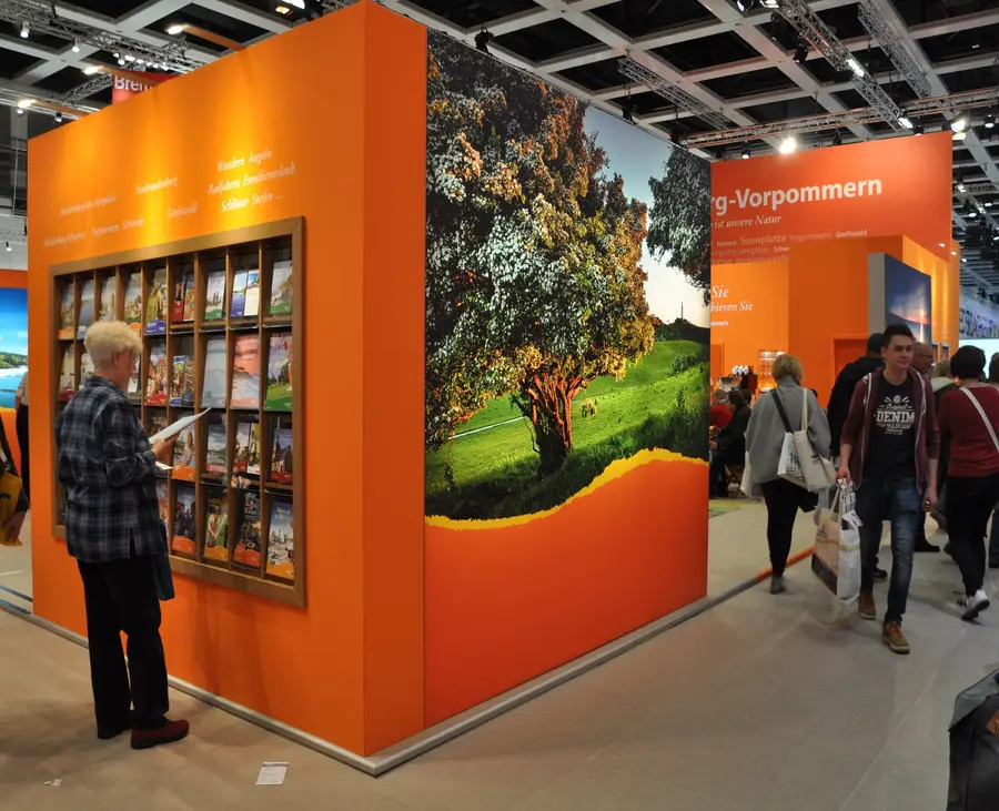 Hingucker: Leuchtend orange erstrahlt der Messestand MVs auf der 50. ITB in Berlin (Foto: TMV)