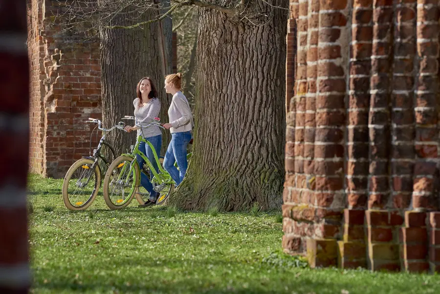 Radler an der Klosterruine Eldena