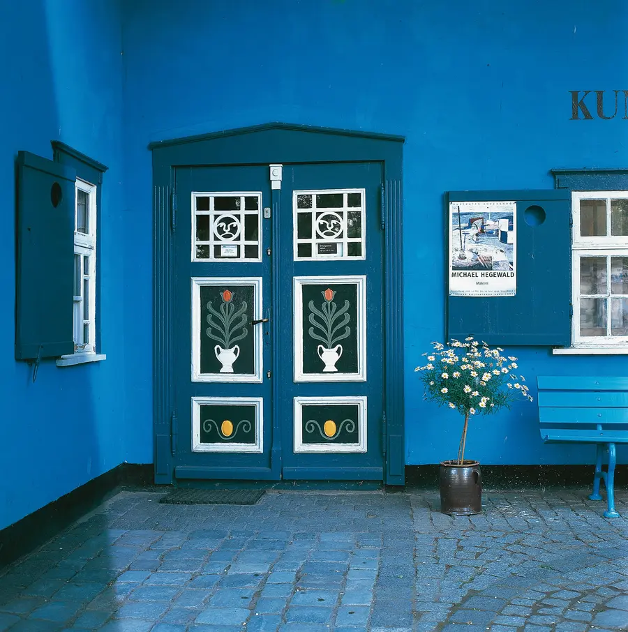 Auch im Ahrenshooper Kunstkaten werden zahlreiche Ausstellungen im Rahmen des Jubiläumsjahres gezeigt.