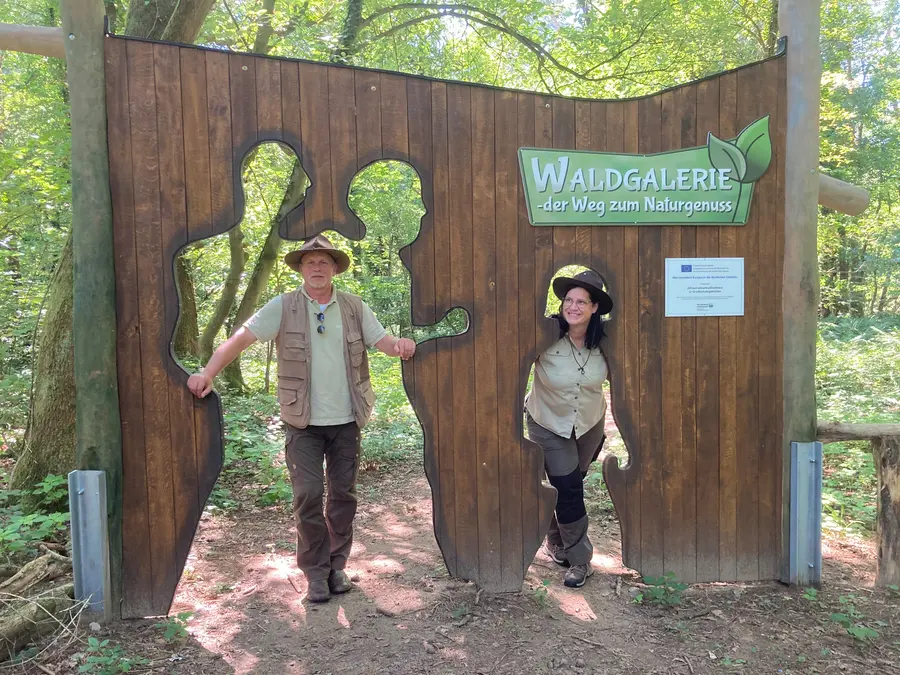 Ranger (links: Ingo Vallentin, rechts: Daniela Menzel) des UNESCO-Biosphärenreservats Flusslandschaft Elbe im Eingangsbereich des Vierwald-Erlebnispfades