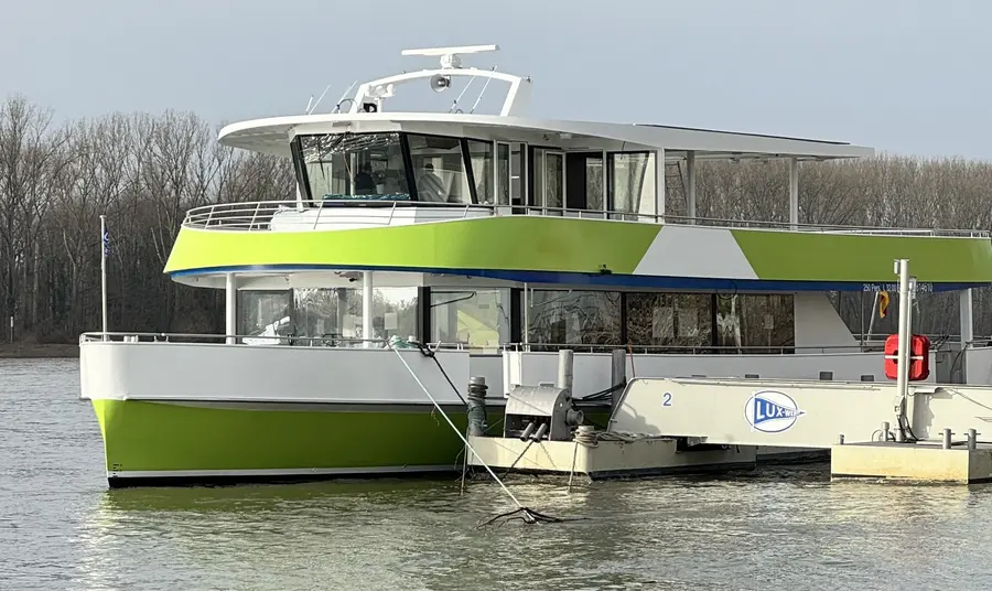 Auf der Insel Poel werden ab April 2024 erstmals Elektro-Fahrgastschiffe anlegen.